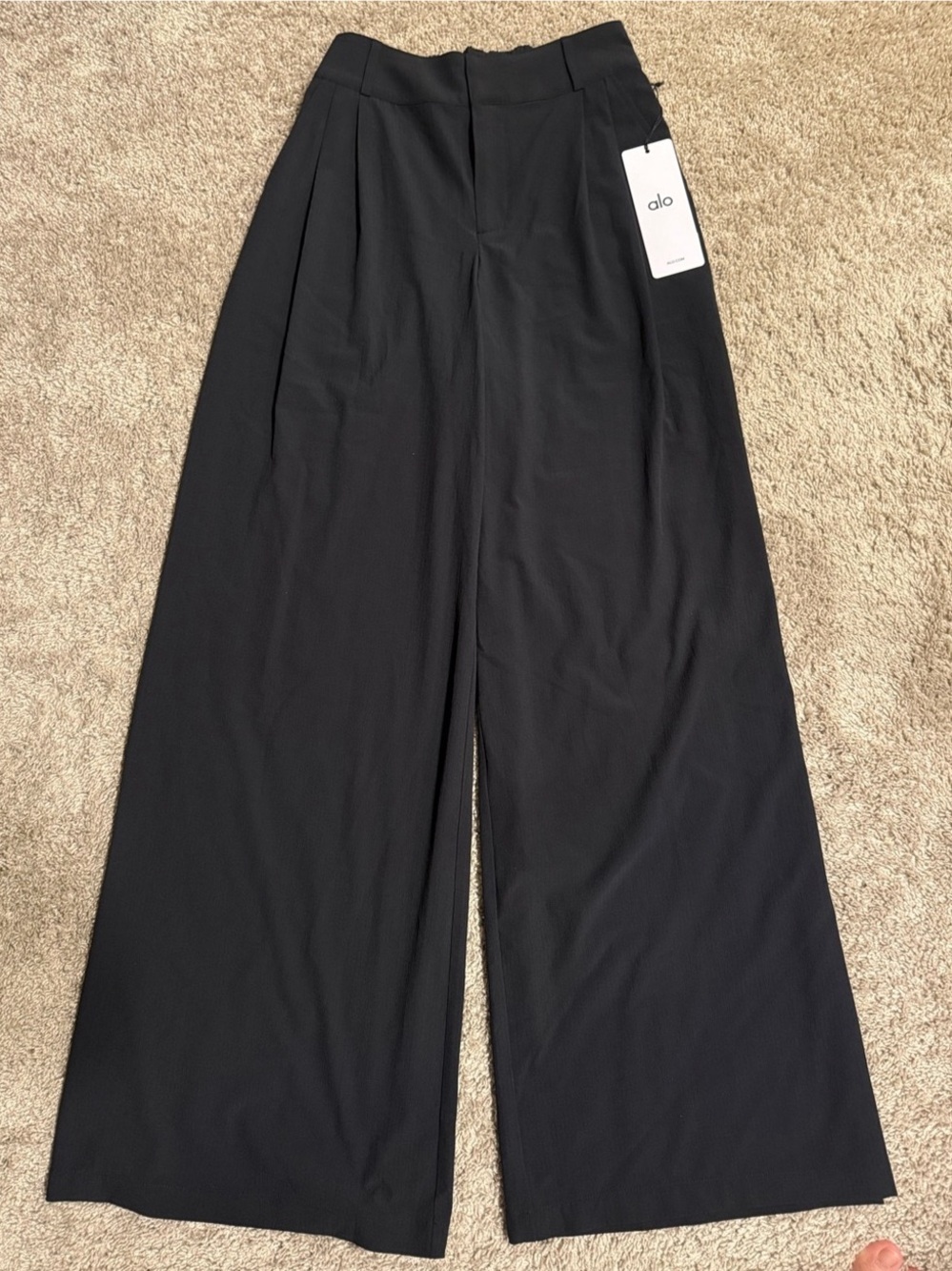 Alo High Waist Dreamscape Trouser in black. Size XS. NWT